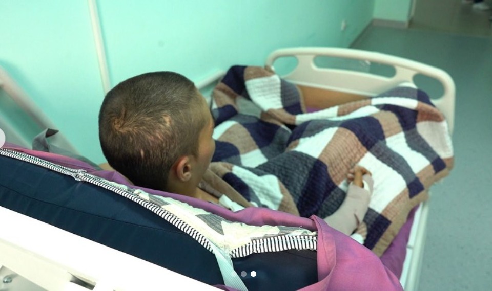 Трусикидегі егде әйелдің үй фотосы